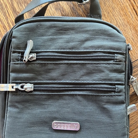 Baggallini Cross Body.  Good condition. - Picture 5 of 7
